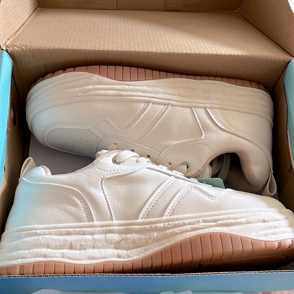 VEPOSE • Beige Classic Chunky Platform Sneakers Includes Box - Picture 6 of 6